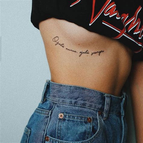 scritte sotto il seno|Tatuaggio tra i seni o underboob. Foto, costo, dolore